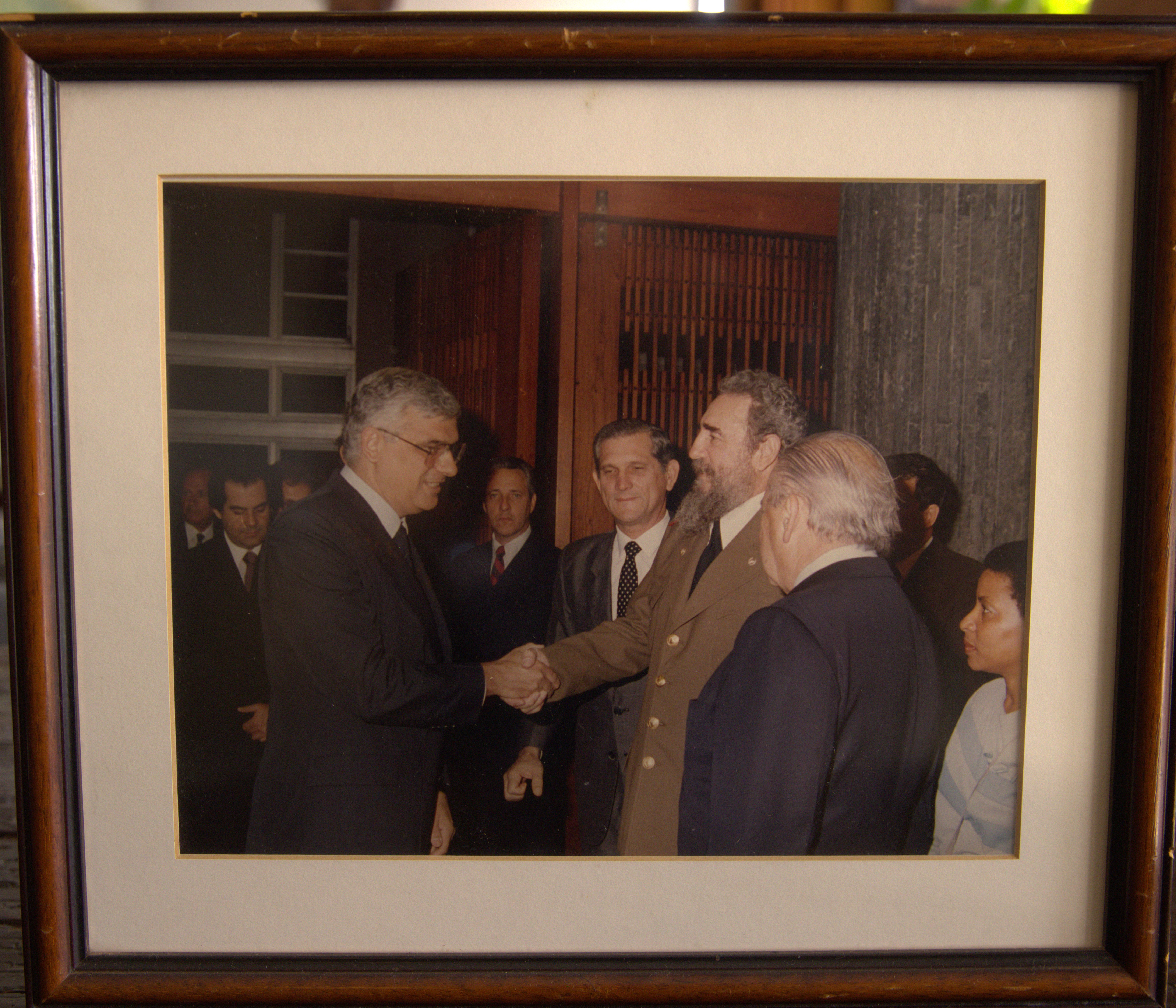 O embaixador Renato Prado Guimarães cumprimenta o chefe de estado cubano Fidel Castro.
